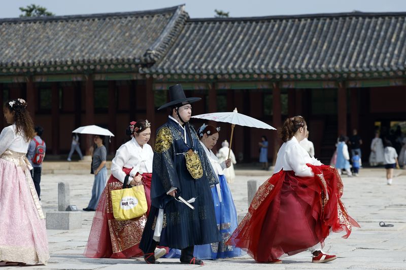 대여한 한복을 입고 경복궁을 찾은 외국인 관광객들. 뉴스1