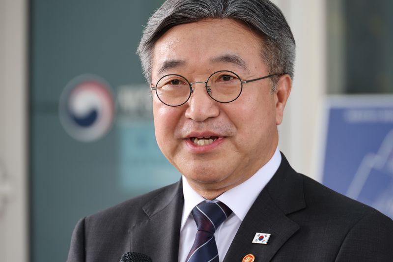 윤호중 행정안전부 장관이 12일 세종시 정부세종청사에서 임은정 광주지방중대범죄수사청장에 대한 감찰 지시와 관련해 취재진 질문에 답하고 있다. 연합뉴스