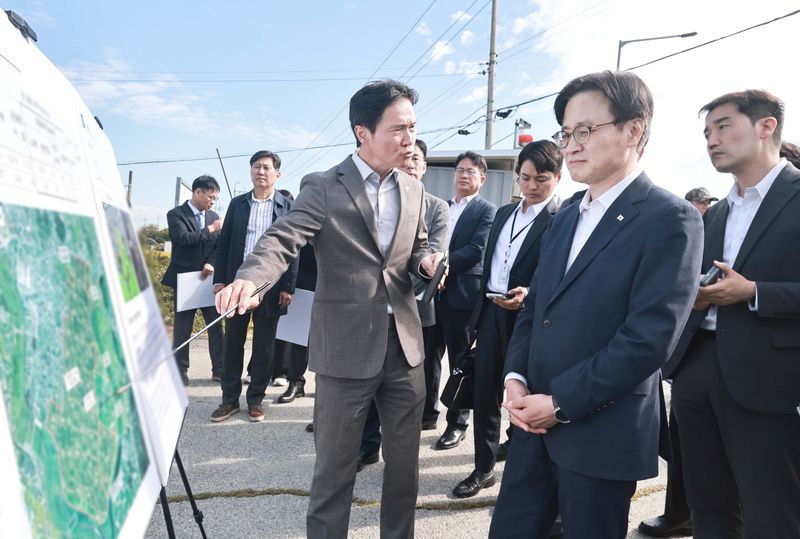 김정관 산업통상부 장관이 12일 서남권 반도체 산업단지 후보지인 광주 군공항을 방문해 추진상황을 점검하고있다. 산업통상부 제공.