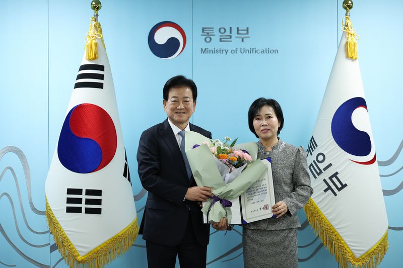 김영희 신임 북한이탈주민지원재단 이사장(오른쪽)이 12일 서울 종로구 정부서울청사에서 정동영 통일부 장관으로부터 임명장을 받고서 기념촬영하고 있다. 통일부 제공