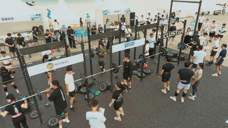 지난 10일 제주시 구좌읍 김녕해수욕장과 구좌체육공원 일원에서 열린 '2026 제주 비치 게임즈'에서 참가자들이 야외에 설치된 경기 구간에서 중량 운동을 하고 있다. 제주도와 제주관광공사가 처음 개최한 이번 행사에는 선수와 관람객 등 1200여 명이 방문했다. 사진=제주관광공사