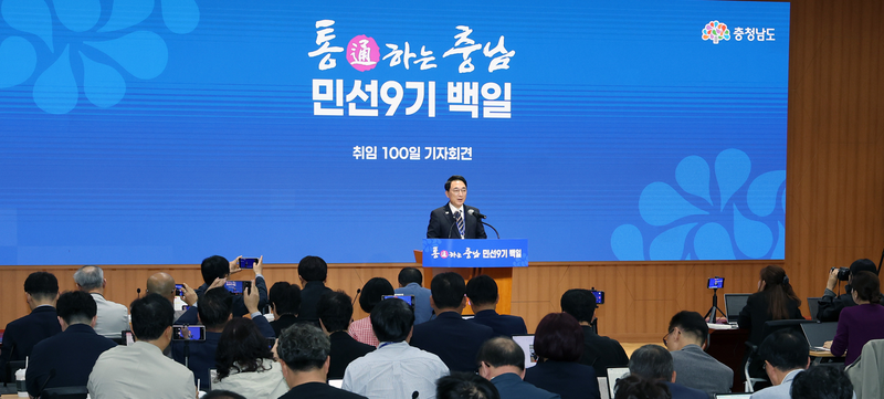 박수현 충남지사가 12일 충남도청 대회의실에서 열린 취임 100일 기자회견에서 그간의 성과와 앞으로의 도정 구상을 밝히고 있다. 충남도 제공
