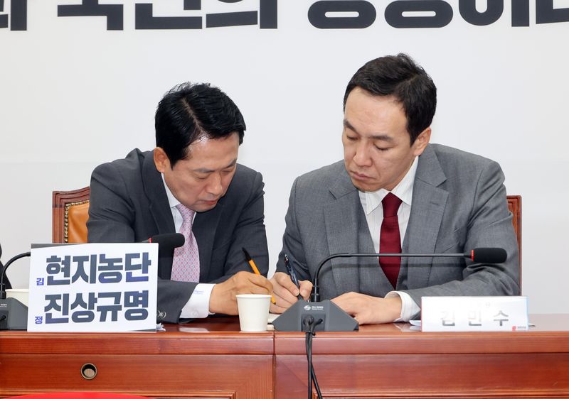 국민의힘 장동혁 대표와 김민수 최고위원이 12일 여의도 국회에서 열린 최고위원회의에서 메모를 교환하고 있다. 사진=박범준 기자