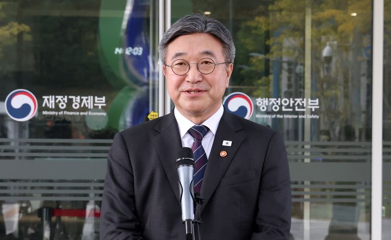 윤호중 행정안전부 장관이 12일 오후 세종시 정부세종청사에서 임은정 광주 중수청장 감찰 관련 입장을 밝히고 있다.뉴스1