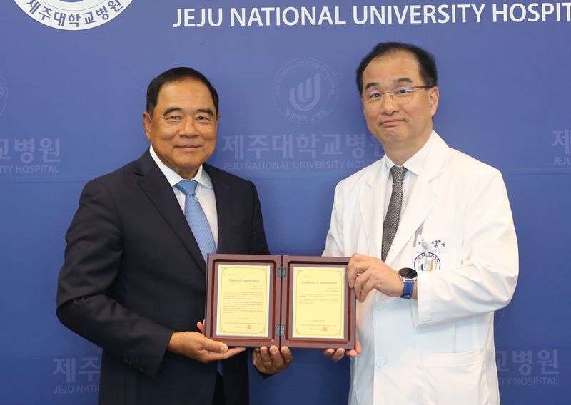 지난 6일 제주대학교병원에서 열린 명예홍보대사 위촉식에서 리 투치 캄보디아 수석장관(왼쪽)과 장원영 제주대학교병원장이 감사패와 위촉장을 들고 있다. 제주대병원은 캄보디아 현지 의료봉사 지원 공로를 인정해 리 투치 장관을 명예홍보대사로 위촉했다. 사진=제주대학교병원