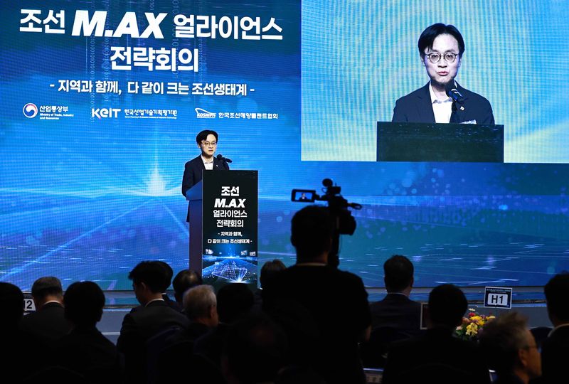 김정관 산업통상부 장관이 12일 목포에서 민형배 전남광주통합특별시장, 우승희 영암군수를 비롯한 조선·해운사, 기자재사, 대학·연구기관 등 100개 기관 200여명이 참석한 가운데 열린 '조선 M.AX 얼라이언스 전략회의'에서 개회사를 하고있다. 산업통상부 제공.