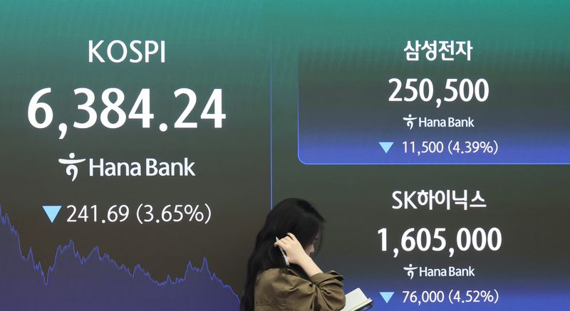 12일 오후 서울 중구 하나은행 딜링룸에서 딜러들이 업무를 하고 있다. 코스피는 3.65% 내린 6384.24에, 코스닥지수는 4.83% 내린 849.19으로 정규장 거래를 마쳤다. 정규장 마감시간 기준 원·달러 환율은 직전 거래일 종가보다 7.7원 내린 1335.1원을 나타냈다. 뉴시스