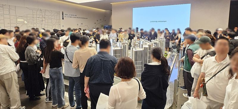 지난 9일 '산곡역자이힐스테이트&하늘채' 견본주택에 몰린 인파. 더피알