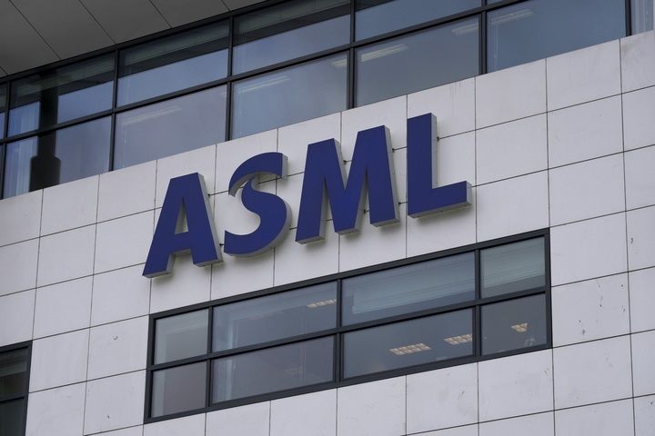 네덜란드 펠트호번에 있는 반도체 장비 회사 ASML 본사 건물의 로고. AP 뉴시스