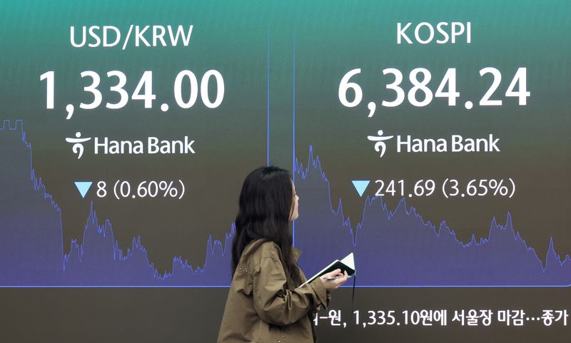 12일 오후 서울 중구 하나은행 딜링룸에서 딜러들이 업무를 하고 있다. 이날 오후 3시 30분 기준 원·달러 환율은 직전 거래일 종가보다 7.7원 내린 1335.1원을 기록했다. 뉴시스