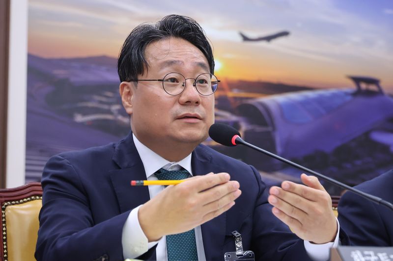 이성훈 한국토지주택공사 사장이 12일 서울 여의도 국회에서 열린 국토교통위원회의 한국토지주택공사 등에 대한 국정감사에서 의원 질의에 답변하고 있다. 뉴스1
