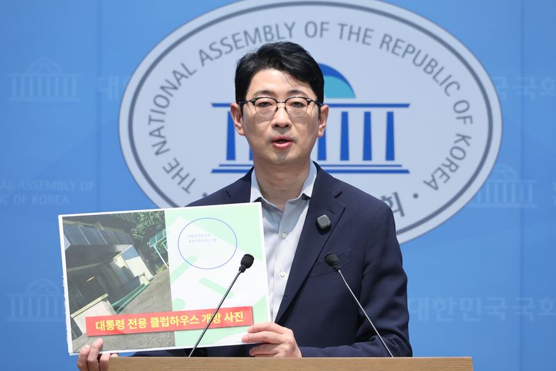 주진우 국민의힘 의원이 11일 서울 여의도 국회 소통관에서 대구 상가 천장 붕괴 사고 당시 이재명 대통령의 태릉 골프장 방문 의혹에 대한 기자회견을 하고 있다. 2026.10.11 ⓒ 뉴스1 신웅수 기자