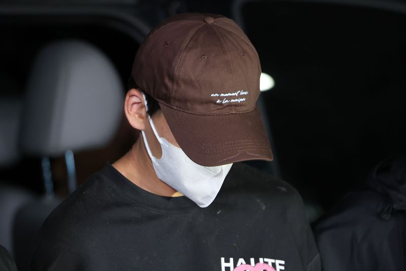 이혼 소송 중 장모를 살해하고 아내를 차량에 태워 도주한 혐의를 받는 20대 남성이 지난 11일 신고 접수 약 7시간 만에 경찰에 긴급체포돼 서울 송파경찰서로 압송되고 있다. 뉴시스