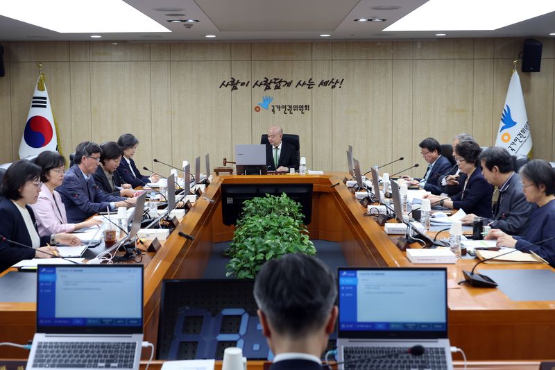 안창호 국가인권위원장이 12일 서울 국가인권위원회에서 열린 제17차 전원위원회의에서 회의를 개의하고 있다. 뉴시스