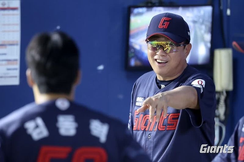 김동혁을 보고 웃음 짓는 김태형 감독 (출처=연합뉴스)
