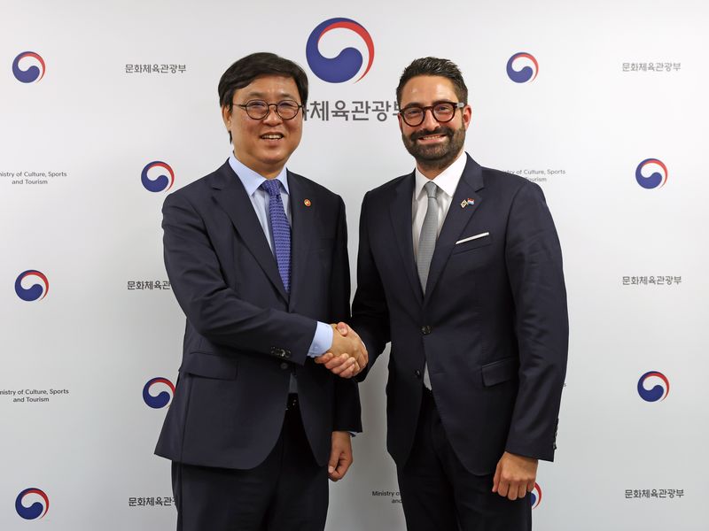최휘영 문화체육관광부 장관(왼쪽)이 12일 서울 종로구 국립현대미술관 서울관에서 에릭 틸 룩셈부르크 문화부 장관과 면담을 마친 뒤 기념촬영을 하고 있다. 문체부 제공