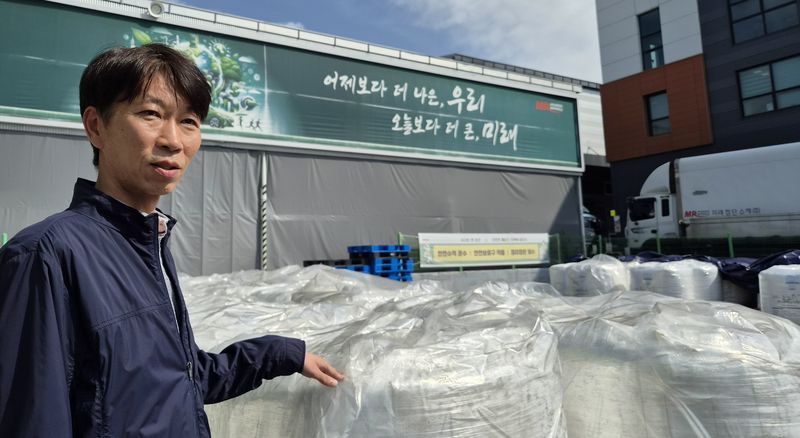 미래첨단소재 정수기 그룹장이 수산화리튬 원재료에 대해 설명하고 있다. 사진=강경래 기자