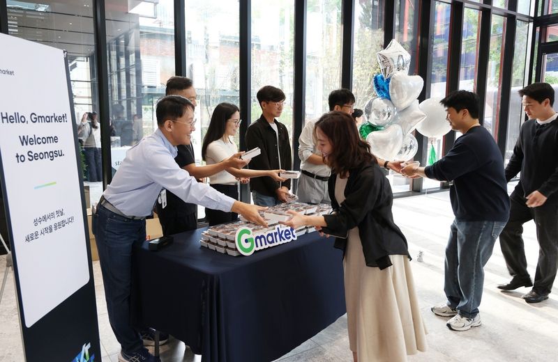 12일 서울 성수동 G마켓 신사옥에서 리더들이 첫 출근하는 임직원들에게 떡을 나눠주며 새 출발을 축하하고 있다. G마켓 제공