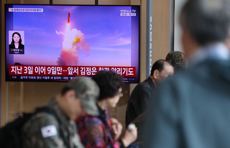 서울역 대합실에 설치된 TV화면에서 12일 북한의 탄도미사일 발산 관련 뉴스가 송출되고 있다. 합동참모본부는 이날 "북한이 오전 9시 20분경 평양 일대에서 동해상으로 발사한 탄도미사일 수 발을 포착했다"고 발표했다. 연합뉴스