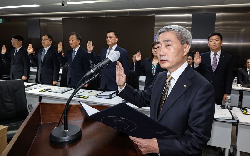 신현송 한국은행 총재가 12일 서울 중구 한국은행에서 열린 국정감사에서 증인 선서를 하고 있다. 연합뉴스