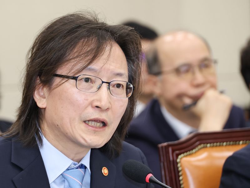 주병기 공정거래위원장이 12일 국회에서 열린 정무위원회 국정감사에서 위원들의 질의에 답하고 있다. 연합뉴스