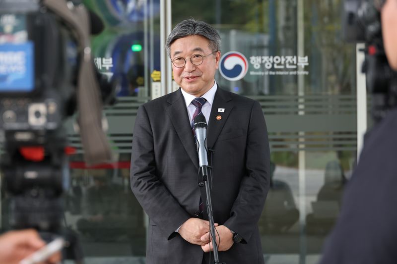 윤호중 행정안전부 장관이 12일 정부세종청사에서 임은정 광주지방중수청장에 대한 감찰 지시와 관련해 취재진 질문에 답하고 있다. 연합뉴스