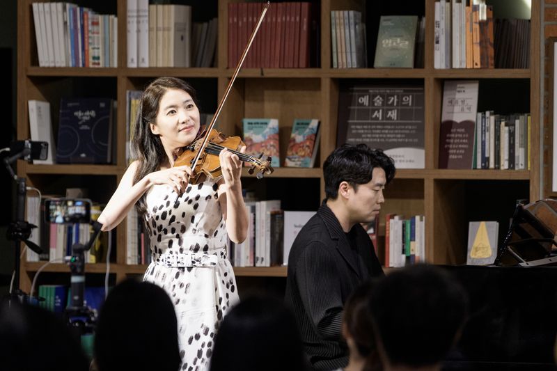 바이올리니스트 한수진이 지난달 28일 서울 대학로 '예술가의집' 2층 라운지에서 열린 '지금, 우리가 주목할 예술'에서 관객들에게 연주를 들려주고 있다. 한국문화예술위원회 제공