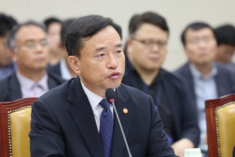 김종철 방송미디어통신위원장이 12일 서울 여의도 국회 과학기술정보방송통신위원회에서 열린 방송미디어통신위원회 등에 대한 국정감사에서 의원 질의에 답하고 있다. 2026.10.12 ⓒ 뉴스1 황기선 기자