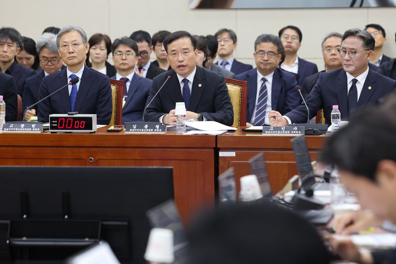김종철 방송미디어통신위원장이 12일 서울 여의도 국회 과학기술정보방송통신위원회에서 열린 방송미디어통신위원회 등에 대한 국정감사에서 의원 질의에 답하고 있다. /사진=뉴스1