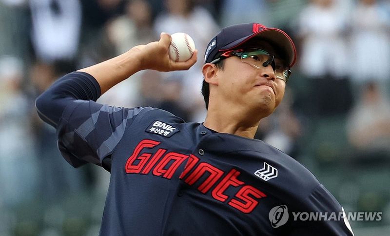 역투하는 박세웅 (출처=연합뉴스)