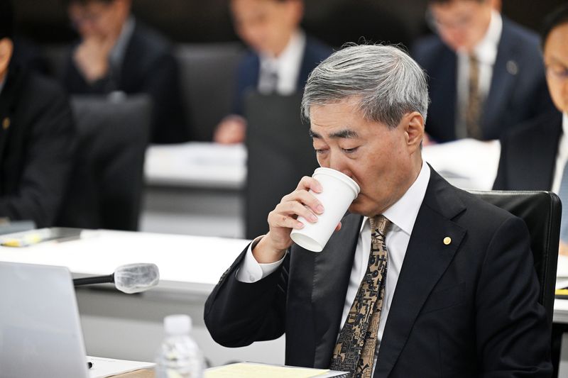 신현송 한국은행 총재가 12일 서울 중구 남대문로 한국은행에서 열린 국회 재정경제기획위원회의 한국은행 국정감사에 참석해 물을 마시고 있다. (공동취재) 2026.10.12 ⓒ 뉴스1 박정호 기자