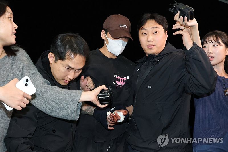 '존속 살해' 20대 남성, 손에 피 묻힌 채 송파서로 송치 (출처=연합뉴스)