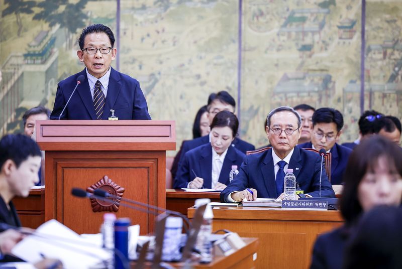 [서울=뉴시스] 정병혁 기자 = 한상준 영화진흥위원장이 12일 서울 여의도 국회에서 열린 국회 문화체육관광위원회의 문체부 산하 공공기관 및 유관기관에 대한 국정감사에서 업무보고를 하고 있다. 2026.10.12. jhope@newsis.com