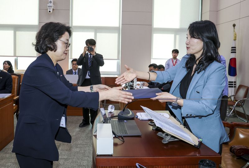 [서울=뉴시스] 정병혁 기자 = 김윤지 한국콘텐츠진흥원장이 12일 서울 여의도 국회에서 열린 국회 문화체육관광위원회의 문체부 산하 공공기관 및 유관기관에 대한 국정감사에서 이재정 위원장에게 선서문을 제출하고 있다. 2026.10.12. jhope@newsis.com