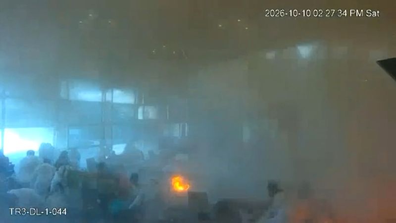 사우디아라비아가 12일(현지시간) 예멘 후티 반군이 수도 리야드로 발사한 미사일들을 모두 요격했다고 밝혔다. 사진은 11일 사우디 공보부가 공개한 지난 10일 리야드 킹칼리드 국제공항 피격 당시 모습. AFP 연합