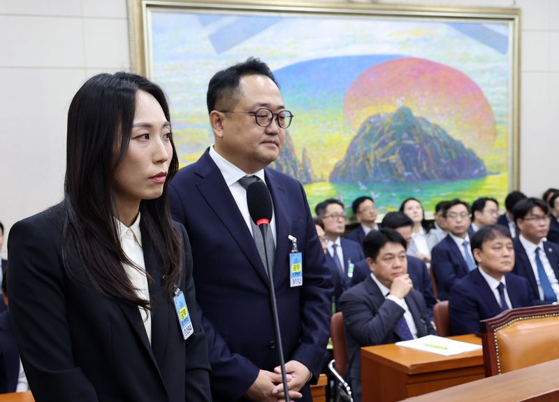 [서울=뉴시스] 최진석 기자 = 주성원(왼쪽) 쿠팡 총괄부사장과 김용석 우아한형제들 부사장이 12일 여의도 국회에서 열린 정무위원회의 공정거래위원회 등에 대한 국정감사에 출석해 의원 질의를 듣고 있다. 2026.10.12. myjs@newsis.com