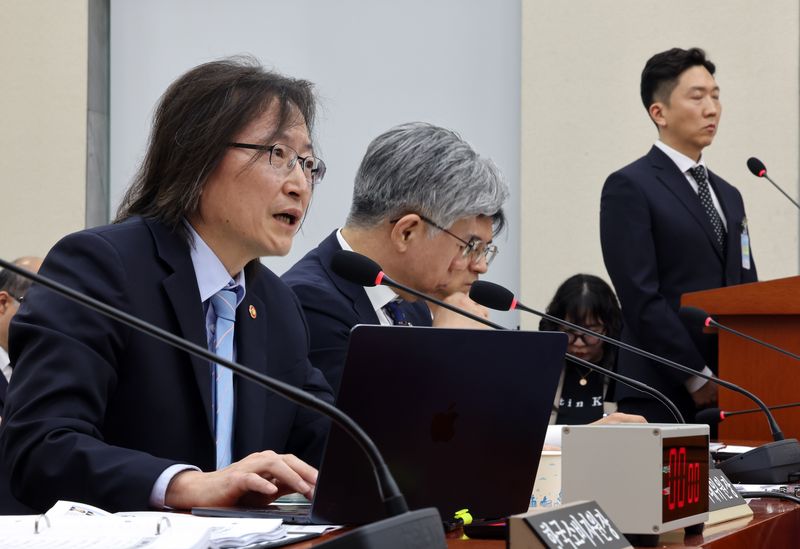 [서울=뉴시스] 최진석 기자 = 주병기 공정거래위원장이 12일 여의도 국회에서 열린 정무위원회의 공정거래위원회 등에 대한 국정감사에 출석해 의원 질의에 답변하고 있다. 2026.10.12. myjs@newsis.com