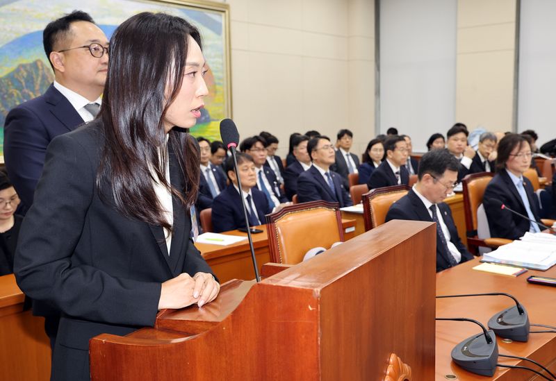[서울=뉴시스] 최진석 기자 = 주성원(오른쪽) 쿠팡 총괄부사장과 김용석 우아한형제들 부사장이 12일 여의도 국회에서 열린 정무위원회의 공정거래위원회 등에 대한 국정감사에 출석해 의원 질의에 답변하고 있다. 2026.10.12. myjs@newsis.com
