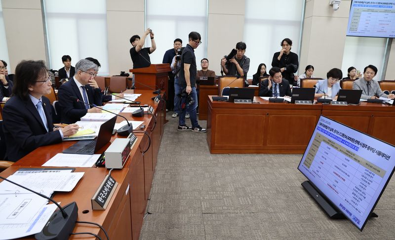 [서울=뉴시스] 최진석 기자 = 주병기 공정거래위원장이 12일 여의도 국회에서 열린 정무위원회의 공정거래위원회 등에 대한 국정감사에 출석해 의원 질의를 듣고 있다. 2026.10.12. myjs@newsis.com