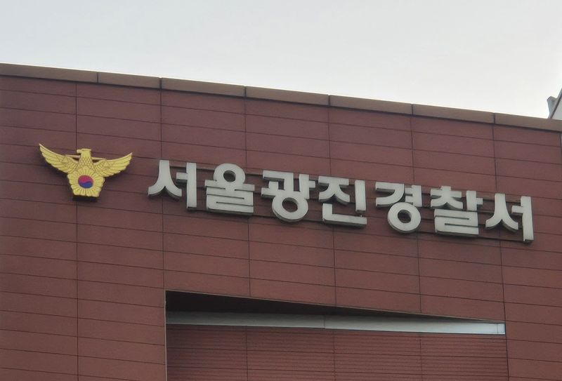 [서울=뉴시스] 이명동 기자 = 12일 오전 11시50분께 서울 광진구 어린이대공원 인근에서 90세 운전자가 몰던 승용차가 오토바이와 택시를 잇따라 들이받아 오토바이 운전자 1명이 숨졌다. 2026.02.21. ddingdong@newsis.com