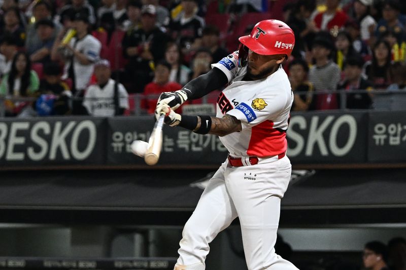 12일 오후 전남광주 북구 광주-기아챔피언스필드에서 열린 2026 신한 SOL KBO리그 LG트윈스 대 KIA타이거즈의 경기. 4회 말 무사 1루 상황 KIA 카스트로가 중견수 왼쪽 1루타를 날리고 있다. 연합뉴스