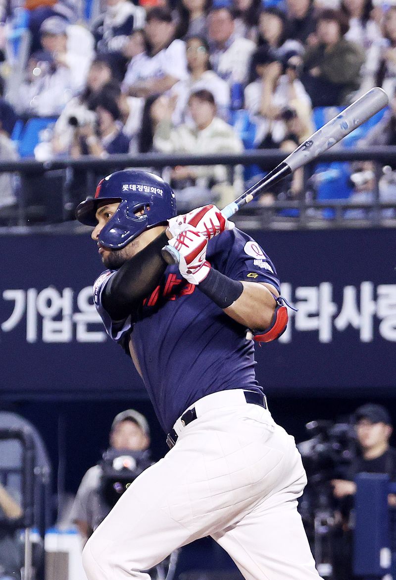 12일 오후 서울 송파구 잠실야구장에서 열린 프로야구 '2026 신한은행 SOL KBO리그' 롯데 자이언츠와 두산 베어스의 경기에서 6회초 롯데 레이예스가 솔로 홈런을 치고 있다. 2026.10.12 ⓒ 뉴스1 박지혜 기자