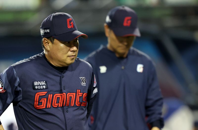 12일 오후 서울 송파구 잠실야구장에서 열린 2026 신한 SOL KBO리그 롯데 자이언츠 대 두산 베어스의 경기, 롯데가 7대4로 승리 후 김태형 감독이 그라운드를 나서고 있다. 뉴시스