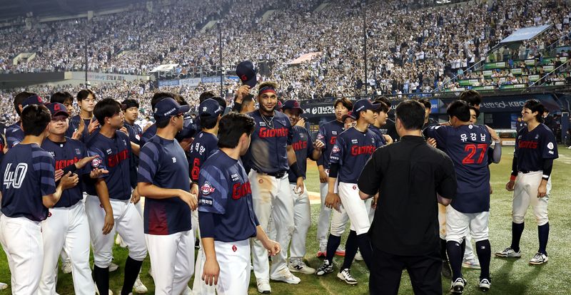[서울=뉴시스] 박주성 기자 = 12일 오후 서울 송파구 잠실야구장에서 열린 2026 신한 SOL KBO리그 롯데 자이언츠 대 두산 베어스의 경기가 끝난 후 최다안타를 친 롯데 레이예스가 팬들에게 인사를 하고 있다. 2026.10.12. park7691@newsis.com <저작권자ⓒ 공감언론 뉴시스통신사. 무단전재-재배포 금지.> /사진=뉴시스화상