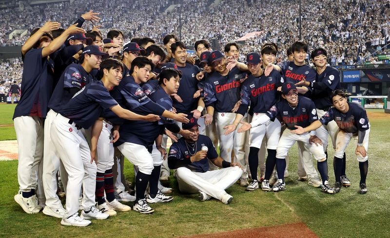 12일 오후 서울 송파구 잠실야구장에서 열린 2026 신한 SOL KBO리그 롯데 자이언츠 대 두산 베어스의 경기가 끝난 후 최다안타를 친 롯데 레이예스가 팀 동료들과 기념촬영하고 있다. /사진=뉴시스