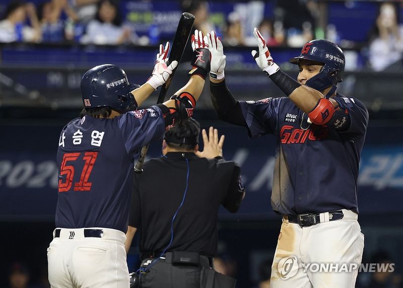 솔로포 축하 (출처=연합뉴스)