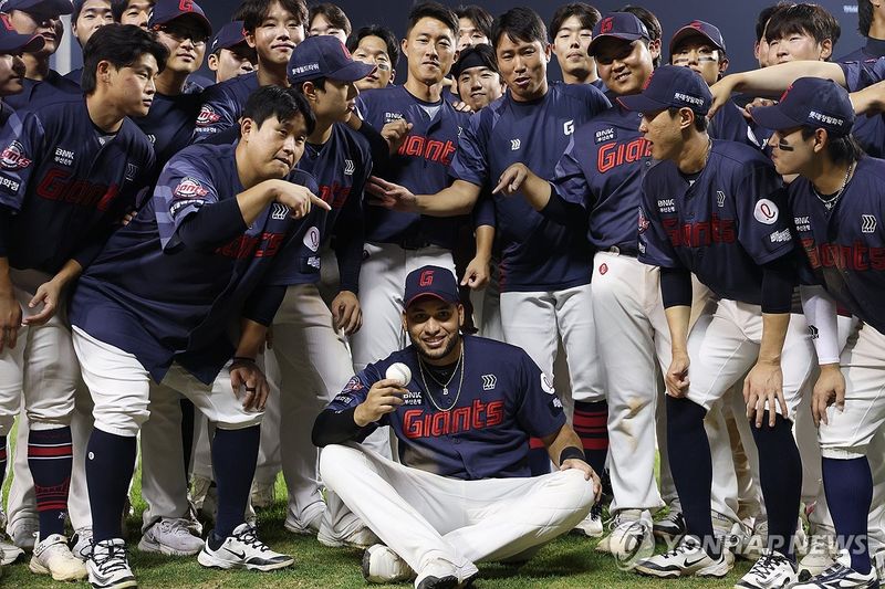 레이예스, 211 안타 달성 축하 (출처=연합뉴스)
