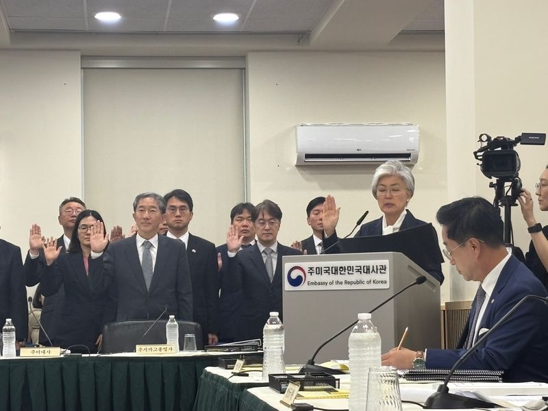 강경화 주미대사가 12일(현지 시간) 미국 워싱턴DC 주미대사관에서 열린 국회 외교통일위원회 국정감사에서 선서하고 있다. /사진=뉴시스