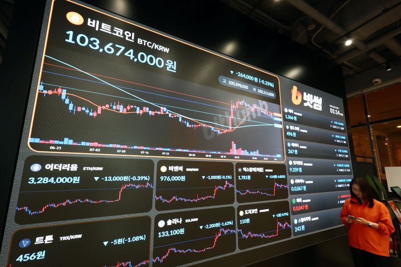 [서울=뉴시스] 고승민 기자 = 가상자산 시장의 제도권 편입을 이끌 핵심 법안으로 기대를 모았던 '클래리티법'(Clarity Act)이 미 상원 문턱을 넘지 못하면서 비트코인이 1억300만원대로 급락했다. 사진은 16일 서울 서초구 빗썸라운지에서 관계자가 비트코인 시세를 확인하는 모습.그간 업계가 제도적 불확실성 해소를 염원해왔던 만큼 법안 통과가 무산되면서 간밤 비트코인 관련주들도 일제히 급락하는 등 시장에 충격이 번지는 모양새다. 2026.09.16. kkssmm99@newsis.com