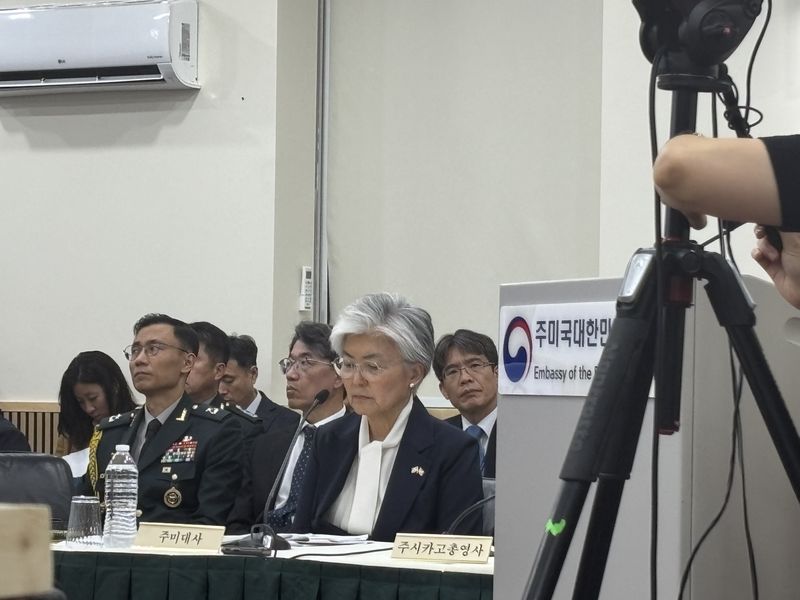 12일(현지시간) 워싱턴DC 주미한국대사관에서 열린 국회 외교통일위원회 국정감사에서 강경화 주미대사가 선서하고 있다. 2026.10.12 ⓒ 뉴스1 이훈철 특파원
